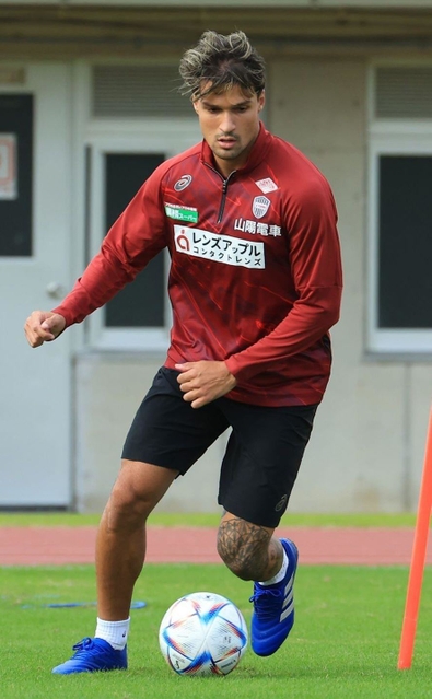 20日の公開練習でボールを操る神戸のトゥーレル＝沖縄県西原町、西原町民陸上競技場