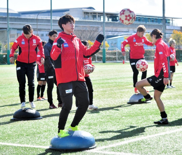 28日の皇后杯決勝に向けて調整する高瀬（手前）らＩＮＡＣ神戸の選手たち＝神戸市東灘区、神戸レディースフットボールセンター