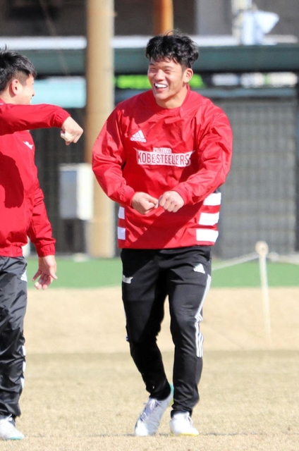 ２８日のトヨタ戦で、２０２０年の神戸加入後初の先発を飾る関学大出身のＷＴＢ中＝神戸市東灘区御影浜町、神鋼灘浜グラウンド