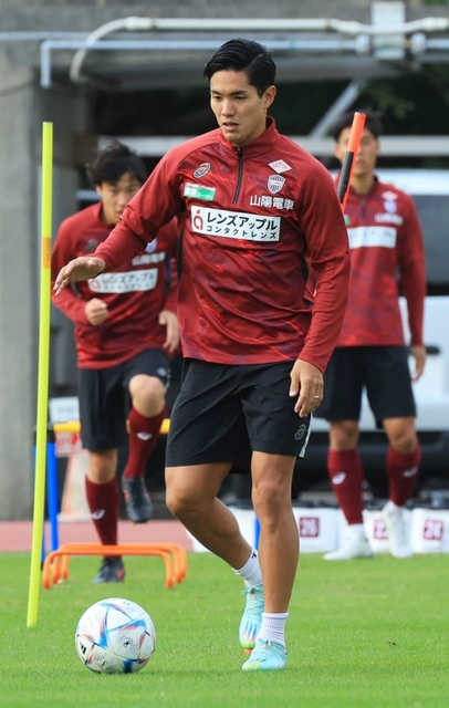 ２０日の公開練習で軽快な動きを見せた神戸の武藤＝沖縄県西原町、西原町民陸上競技場