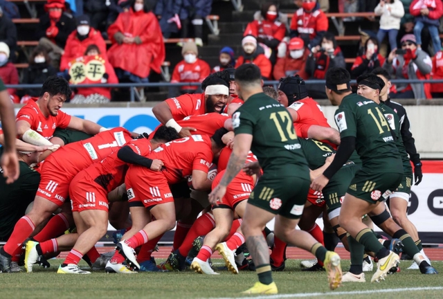 神戸-トヨタ　前半、神戸はモールから押し込んでトライ。１２-９と逆転する＝神戸市須磨区、ユニバー記念競技場