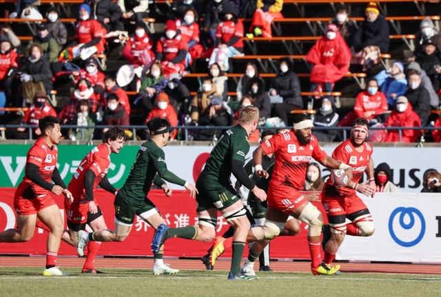 熱戦を展開する神戸、トヨタの両フィフティーン＝２８日午後、神戸市須磨区緑台、ユニバー記念競技場