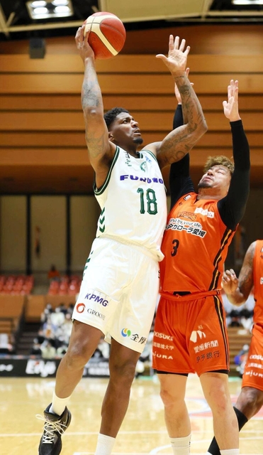 Ｂ１滋賀への期限付き移籍が決まったＢ２西宮のジョーンズ（左）＝１月２７日、松山市総合コミュニティセンター（Ｂリーグ提供）