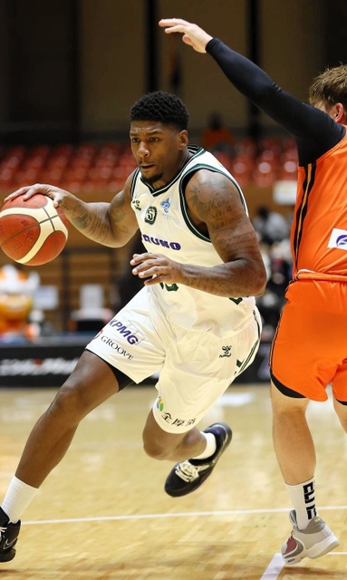 Ｂ１滋賀への期限付き移籍が決まったＢ２西宮のジョーンズ（左）＝１月２７日、松山市総合コミュニティセンター（Ｂリーグ提供）