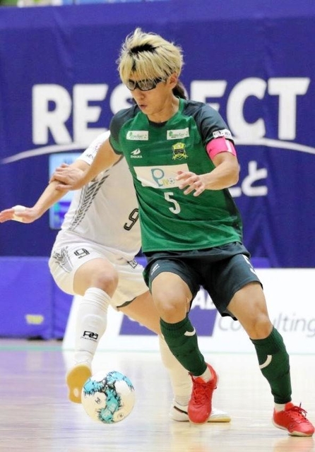 ドリブルを仕掛けるデウソン神戸の松本光平。今季入団後、主将も務める（一般社団法人神戸フットサルスポーツクラブ提供）
