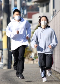 ランニングする玉井陸斗（左）と板橋美波＝宝塚市川面