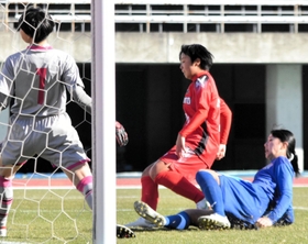 追手門学院－日ノ本　前半、先制ゴールを決めた日ノ本の岡林（中央）