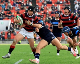 東海大大阪仰星-報徳　後半、スピード感ある突破で攻め込む報徳の伊藤（左端）＝大阪府東大阪市、花園ラグビー場