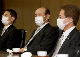 新年のあいさつに神戸新聞社を訪れた岡田彰布監督（中央）ら阪神タイガース幹部