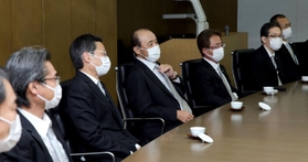 新年のあいさつに神戸新聞社を訪れた岡田彰布監督（中央）ら阪神タイガース幹部