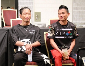 対戦相手のメルビン・ジェルサエム（右）とともに笑顔を見せる谷口将隆＝大阪市内