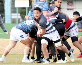報徳で花園８強が最高だった神戸のフランカー井上（中央）＝神戸市東灘区御影浜町、神鋼灘浜グラウンド