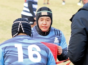 報徳で花園８強を経験した神戸のフランカー前田（中央）＝神戸市東灘区御影浜町、神鋼灘浜グラウンド