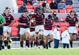 準決勝の天理戦に勝利し、決勝進出を果たした報徳の選手ら＝５日、大阪府東大阪市、花園ラグビー場