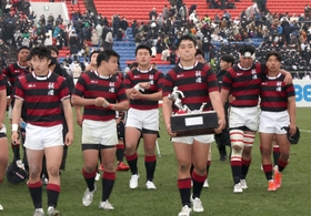 東福岡に敗れて優勝を逃し、肩を落としてベンチへ戻る報徳フィフティーン＝７日午後、大阪府東大阪市、花園ラグビー場