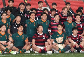 優勝した東福岡フィフティーンと写真に納まる報徳の植浦慎仁主将（手前中央）＝７日午後、大阪府東大阪市、花園ラグビー場