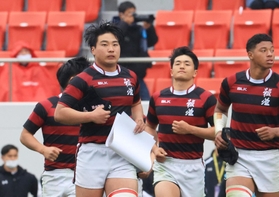 準優勝の表彰状を手に、客席の応援団にあいさつに向かう報徳の植浦慎仁主将（左）＝７日午後、大阪府東大阪市の花園ラグビー場