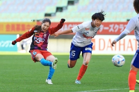ＩＮＡＣ神戸-新潟　後半、シュートを放つＩＮＡＣ神戸の伊藤美紀（左）＝ノエビアスタジアム神戸