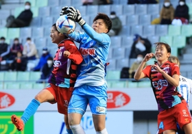 ＩＮＡＣ神戸-新潟　後半、新潟のＧＫ高橋智子（中央）と空中で競り合うＩＮＡＣ神戸の成宮唯（左）。右は愛川陽菜＝ノエビアスタジアム神戸