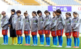新潟との試合を前に、亡くなったペレさんに黙とうをささげるＩＮＡＣ神戸イレブン＝ノエビアスタジアム神戸