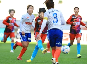 ＩＮＡＣ神戸-新潟　試合終了間際、ＩＮＡＣ神戸の守屋都弥（中央）がシュートを決め、２-１と勝ち越す＝ノエビアスタジアム神戸
