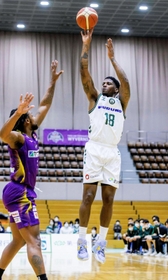 山形-西宮　第１クオーター、シュートを放つ西宮のジョーンズ（Ｃ）B.LEAGUE
