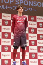 新加入選手の会見に合わせて発表されたＪ１神戸の新ユニフォーム。ＭＦ汰木選手らがサポーターの前で披露した＝８日午後、神戸市中央区港島中町６