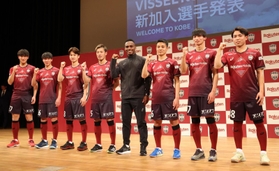 集まったサポーターに紹介されたＪ１神戸の新加入選手。Ｃ大阪から移籍したジェアンパトリッキ（右から４人目）や湘南から移籍した斉藤（同３人目）らが決意を語った＝８日午後、神戸市中央区港島中町６