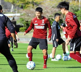 キャンプ初日からチームに合流した神戸の新加入ＦＷ川崎（中央）＝沖縄県西原町、西原町民陸上競技場（Ｃ）ＶＩＳＳＥＬ　ＫＯＢＥ