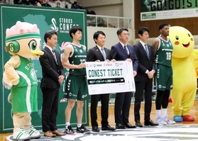 チケット贈呈式に臨む兵庫県の斎藤元彦知事（中央）ら＝西宮市立中央体育館