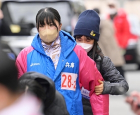 兵庫２区の石松愛朱加（左）の体をほぐす田中希実＝京都市内