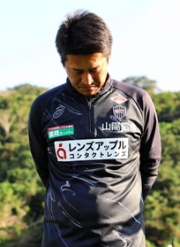 「感じた恐怖は一生忘れない」。震災の記憶を胸に黙とうするＪ１神戸の吉田孝行監督＝沖縄県西原町、西原町民陸上競技場ⓒＶＩＳＳＥＬ　ＫＯＢＥ