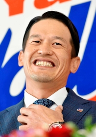 引退会見で笑顔を見せる坂口智隆＝２０２２年９月３０日、神宮球場