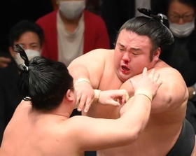 流血しながら錦富士（左）に攻め込む貴景勝＝15日、両国国技館
