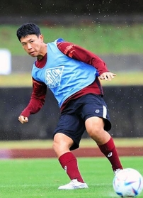 ポルトガルでの試練を経て、神戸での活躍を期すＦＷ川崎修平（右）＝沖縄県西原町、西原町民陸上競技場ⓒＶＩＳＳＥＬ　ＫＯＢＥ