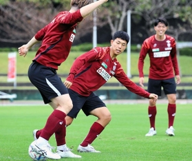 ポルトガルでの試練を経て、神戸での活躍を期すＦＷ川崎修平（中央）＝沖縄県西原町、西原町民陸上競技場ⓒＶＩＳＳＥＬ　ＫＯＢＥ