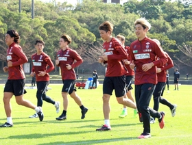 ランニングで汗を流す大迫（手前右端）ら神戸の選手たち＝２０日午前、沖縄県西原町、西原町民陸上競技場