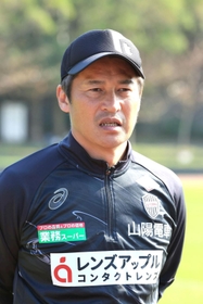 公開練習後、取材に応じる神戸の吉田監督＝２０日午前、沖縄県西原町、西原町民陸上競技場