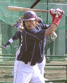 春季キャンプで懸命にバットを振る坂口智隆外野手＝２００７年２月、宮古島