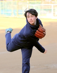 母校のグラウンドで汗を流す橋本達弥＝長田高校