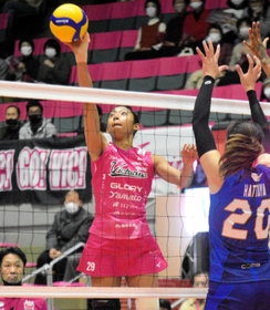 姫路－トヨタ車体　第１セット、得点を狙う姫路の宮部