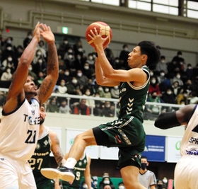 西宮-東京Ｚ　第１クオーター、ドライブからシュートを狙う西宮の渡辺（右）