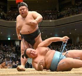 琴勝峰（右）をすくい投げで下し、優勝を決めた貴景勝＝２２日午後、両国国技館（撮影・伊藤笙子）