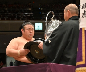 日本相撲協会の八角理事長（右）から賜杯を受け取る大関貴景勝＝２２日午後、両国国技館（撮影・伊藤笙子）