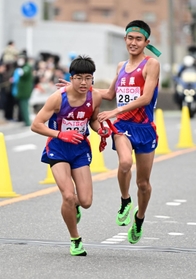 兵庫の５区前田和摩（右）が区間２区と好走し、３位で６区梅田大陸にたすきをつなぐ