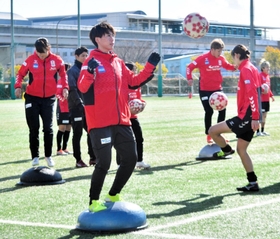 28日の皇后杯決勝に向けて調整する高瀬（手前）らＩＮＡＣ神戸の選手たち＝神戸市東灘区、神戸レディースフットボールセンター