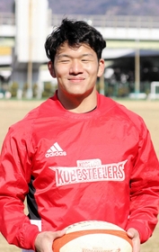 ２８日のトヨタ戦で、２０２０年の神戸加入後初の先発を飾る関学大出身のＷＴＢ中＝神戸市東灘区御影浜町、神鋼灘浜グラウンド