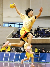 神戸国際大付-桃山学院　前半、豪快にシュートを決める神戸国際大付の吉川＝グリーンアリーナ神戸