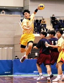 神戸国際大付－桃山学院　後半、高い位置からシュートを放つ神戸国際大付の沢田