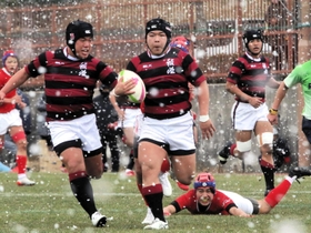 Ａブロック決勝・報徳－神戸科技　前半、報徳のプロップ森川（中央）がトライを奪う